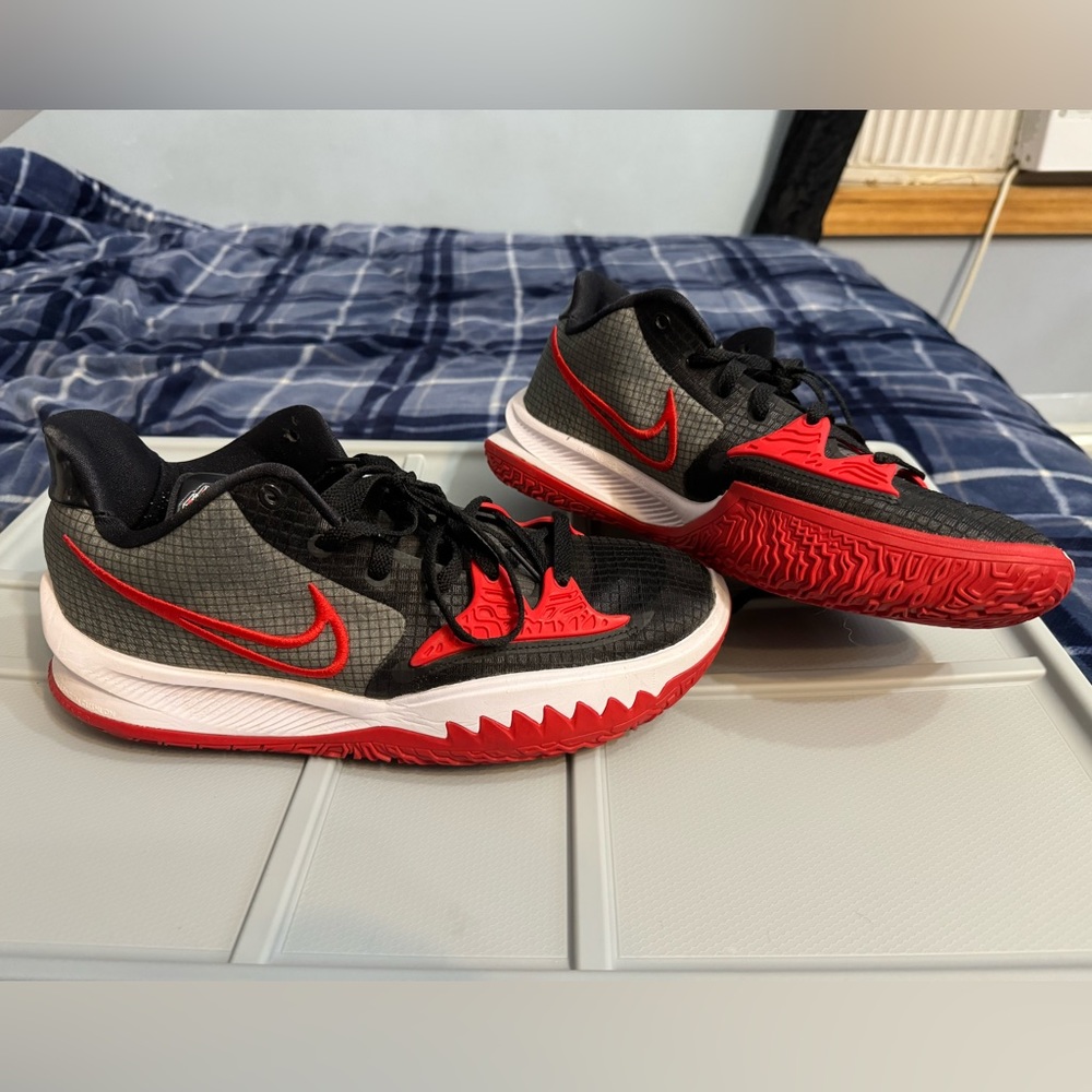 Nike Kyrie Low Basketball Sneakers size 10.5